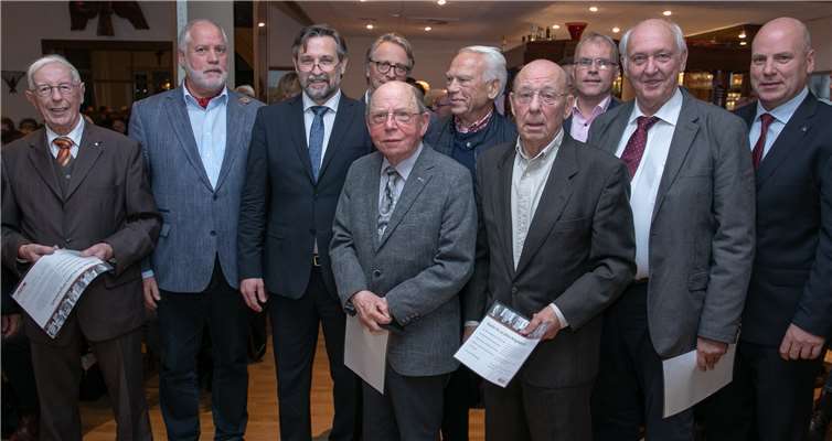 Für langjährige Mitgliedschaft in der Rheinbacher CDU wurden eine Reihe von treuen Mitgliedern geehrt. Peter Limbach, Bernd Krämer, Willi Pfeifer und Horst Kleingeld sind seit 50 Jahren CDU-Mitglied, Bernhard Grund und Johannes Kalenberg sogar seit 60 Jahren.JOST