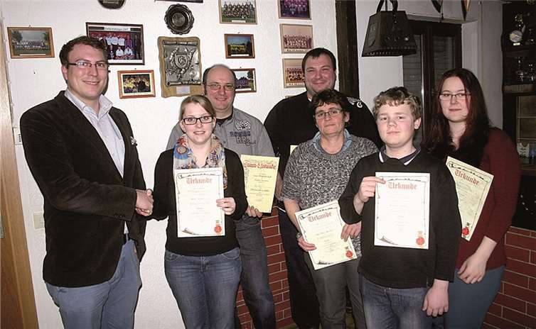 Für langjährige Mitgliedschaft konnte der Vereinschef, der selbst auch bereits 20 Jahre dem Verein die Treue hält Carina Breuer 20 Jahre, Axel Polch 25 Jahre, Marco Polch 25 Jahre, Helga Schmitt-Federkeil 10 Jahre, Maximilian Schmitt 10 Jahre und Bianca Schmitt 10 Jahre, ehren. -RÜ-