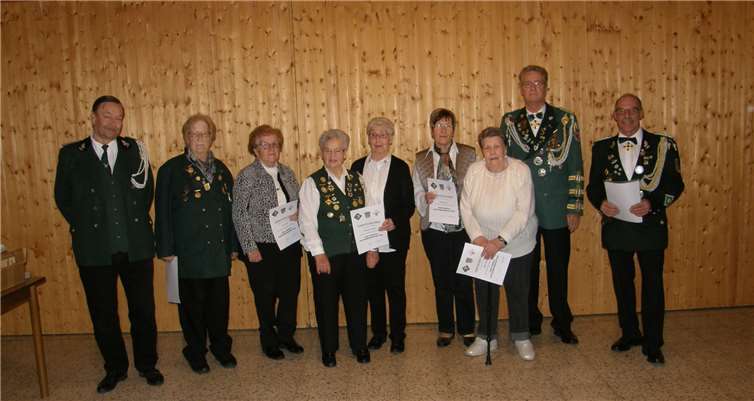 Für langjährige Mitgliedschaft mit Urkunde und Abzeichen ausgezeichnet (v.l.n.r.): 1. Schießmeister H.G. Krajewski, H. Schmitz, L. Syri, P. Szymaszczyk, M. Sänger, G. Peters, H. Heuft, 2. Brudermeister A. Meurer, 1. Brudermeister H.W. Schneider.