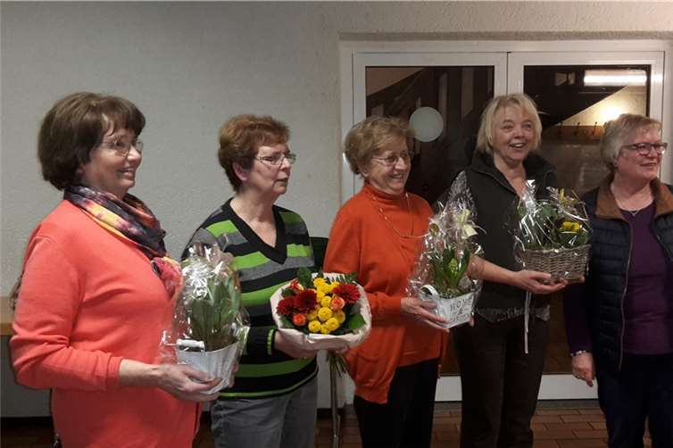 Für langjährige Mitgliedschaft wurden die Damen mit einem Blumengruß geehrt.Ina Wolter