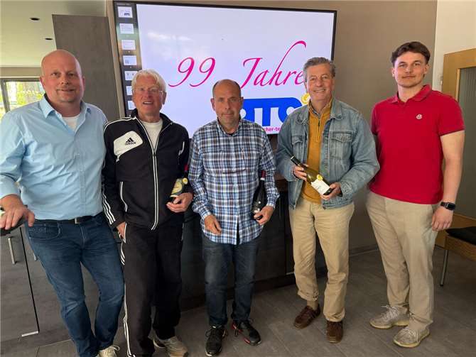 Für langjährige Mitgliedschaft zeichneten Christian Müller (links) und Tim Schommer (rechts) Dieter Buhr, Elmar Woldt und Hans-Günter Kossmann aus. Foto: privat