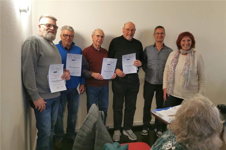 Für langjährige Treue ausgezeichnete Mitglieder; von dem Ortsverbandsvorsitzenden Thomas Kedak und der Beisitzerin des Kreisverbands Gertrud Schomber (rechts) beglückwünscht.