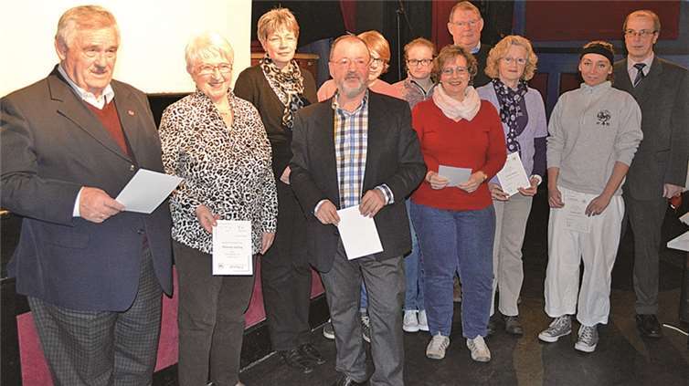 Für langjährige Treue wurden zahlreiche Mitglieder ausgezeichnet. AB