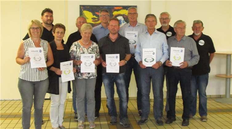 Für langjährige Vereinszugehörigkeit geehrte Mitglieder des SV Urmitz: (v.l. hinten) Mirco Menzenbach, Vorsitzender, Klaus Höfer (Ehrenmitglied und Vereinsmanager), Norbert Bahl (Ortsbürgermeister), Erwin Beck (Ehrenmitglied), Edgar Becht (Schatzmeister); vorne: Rosemarie Dott, (40 Jahre), Ulla Couvreux (50), Helga Dott (40), Ralf Schäfer (40), Franz-Peter Hoffend (Ehrenmitglied), Erich Oden (70), Gottfried Hammer (Geschäftsführer). privat