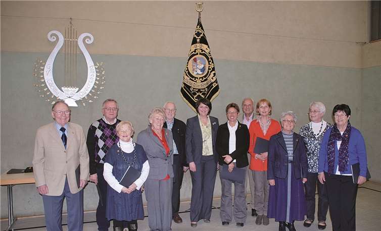 Für langjährige Vereinszugehörigkeit wurden v.l. Werner Schäfer, Willi Willems, Gerlinde Braun, Marianne Rose, Wim Heusch, Olivia Eckhardt (Vorsitzende), Claudia Heusch, Hans-Joachim v. Eisenhart-Rothe, Hildegard Gerhartz, Rosemarie Büser, Monika Kolb und Christa Häuser geehrt.Privat