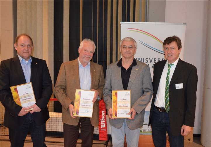 Für langjährige ehrenamtliche Tätigkeit zeichnete TVR-Vizepräsident Carl kipp (r.) drei Vereinsvorsitzende mit der Verbandsehrennadel aus (v.l.): Peter Palm, Tus Kottenheim, erhielt die Ehrennadel in Silber, Gold ging sowohl Matthias Hauser (TC Traben-Trarbach) als auch an Kurt Potthas (TC Geistig).