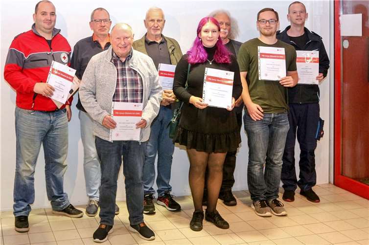 Für langjähriges ehrenamtliches Engagement im DRK Chiara Cardoso Sommer (Mitte), Sören Frank, Fritz Tim Tischler (v. re.), Daniel Schmitz, Hans-Jörg Göhlmann und Karl-Jürgen Henkel (v. li.) für fünf, Thomas Hocke-Falcke (3. v. re.) für 25 und Hans-Adolf „Adi“ Görres (4. v. li.) sogar für 55 ehrenamtliche Dienstjahre geehrt. Anlässlich der 25 ehrenamtlichen Dienstjahre wurde Thomas Hocke-Falcke zusätzlich mit der Verdienstnadel des DRK-Bezirksverbandes Koblenz ausgezeichnet.  Foto: Thorsten Trütgen