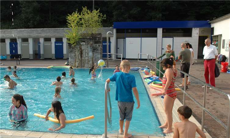 Für lebhaften Schwimmunterricht sorgten im Nostalgiebad in den vergangen 14 Tagen die Zweitklässler der Regenbogenschule. Foto: BL