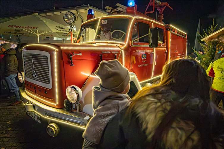 Für leuchtende Kinderaugen wird beim Nentershäuser Weihnachtsmarkt unter anderem wieder der Feuerwehr-Oldtimer-Weihnachtstruck sorgen, mit dem Nikolaus und Knecht Ruprecht am 14. Dezember vorgefahren kommen.  Foto: Andreas Egenolf
