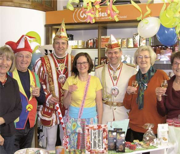 Für lockere Atmosphäre und eine gute Stimmung sorgten Prinz Christian und sein Adjutant Markus „Bully“ bei ihrem Besuch im Weltladen. Das Foto zeigt sie mit Vorstandsmitgliedern und Mitarbeitern.privat