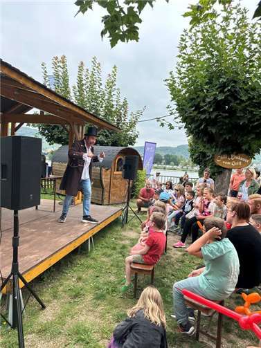 Für magische Momente sorgte Zauberer Jürgen Schneider.  Foto: Michael Lüdtke