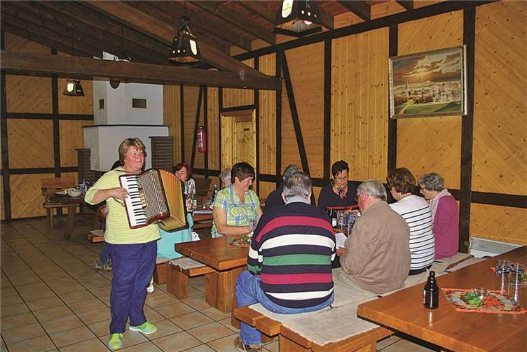 Für musikalische Unterhaltung sorgte Chormitglied D. Plasa mit ihrem Akkordeon.privat