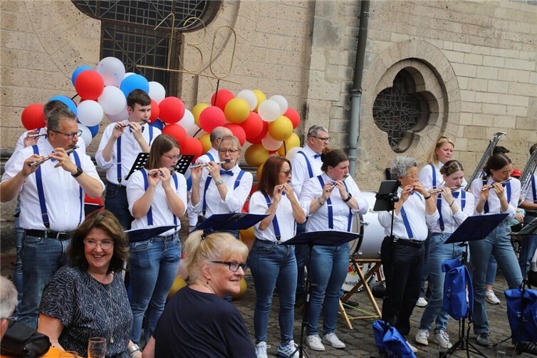 Für musikalische Unterhaltung sorgte unter anderem der Spielmannszug der „Blauen Funken“.