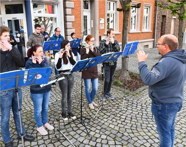 Für musikalische Untermalung sorgten die Jungsund Mädels des Spielmannszuges „Freiweg“ Fotos: RASCH