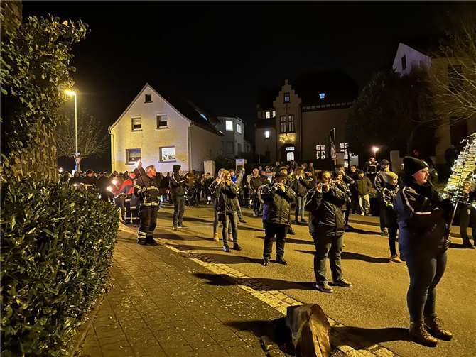 Für musikalische Unterstützung sorgten das Bläser-Corps Kasbach und das Tambour-Corps Ohlenberg beim Martinsumzug.Fotos: Matthias Beilein / FWG