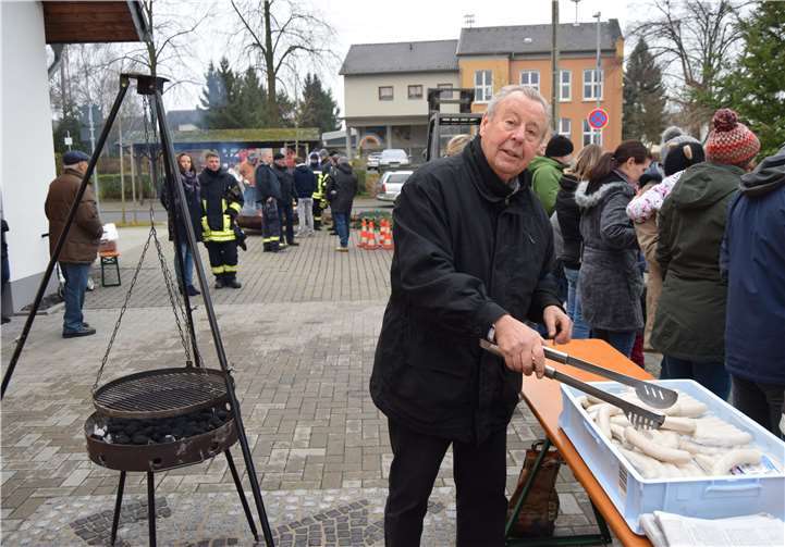 Für nur einen Euro konnte man bei Karl Heinz Eich, der schon Jahrzehnte bei Festen am Grill steht, eine leckere Bratwurst bekommen.