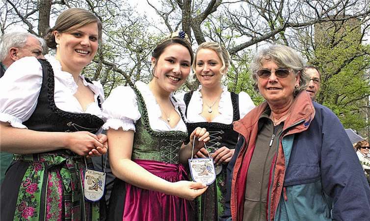 Für rund 45 Wandergruppen gab es Plaketten aus der Hand von Weinkönigin Evelyn Creuzberg (2.v.l.). Hier nimmt eine Teilnehmerin (r.) aus dem niedersächsischen Dielmissen eine solche in Empfang. -BÜN-