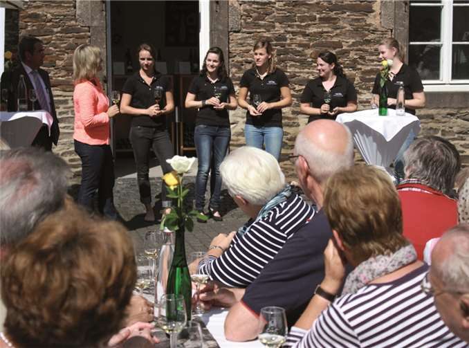 Für rund 50 Weinfreunde moderierten die Kandidatinnen für das Amt der Moselweinkönigin vor der BREVA-Vinothek gekonnt eine Weinprobe.