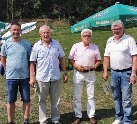 Für sage und schreibe 60 Jahre Vereinstreue konnte der 1. Vorsitzende folgende Mitglieder begrüßen und ehren (v .l.): Heinz Weidenbach, Helmut Bach und Theo Racke.