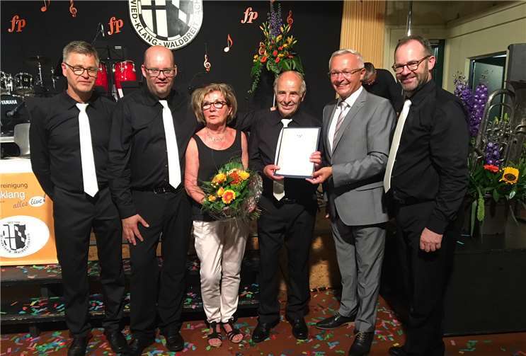 Für „sein Lebenswerk Musikverein Wiedklang Waldbreitbach“ wurde Vereinsgründer und langjähriger Vorsitzender Josef Kappes geehrt und vom Präsidenten des Landesmusikverbandes Rheinland-Pfalz, Landrat Achim Hallerbach, mit dem Landesehrenbrief und der Goldenen Ehrennadel ausgezeichnet: (v.l.) Jörg Heigel, Wiedklang-Vorsitzender Eric Schmidt, Helga Kappes, Josef Kappes, Achim Hallerbach und Dirk Hartmann. privat