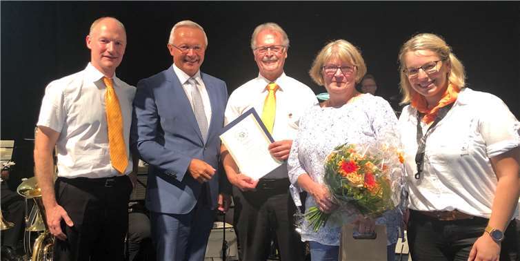 Für sein besonderes Engagement für den Musikverein „Wiedklang“ Waldbreitbach wurdeHelmut Juhr geehrt und vom Präsidenten des Landesmusikverbandes Rheinland-Pfalz, Landrat Achim Hallerbach, mit dem Landesehrenbrief und der Goldenen Ehrennadel ausgezeichnet: (v.l.n.r.) Vorsitzender Peter Fischer, Achim Hallerbach, Helmut Juhr, Monika Juhr und die stellvertretende Vorsitzende Denise Humberg. Quelle: Landesmusikverbandes Rheinland-Pfalz