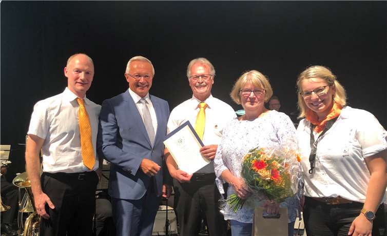 Für sein besonderes Engagement für den Musikverein „Wiedklang“ Waldbreitbach wurde Helmut Juhr geehrt und vom Präsidenten des Landesmusikverbandes Rheinland-Pfalz, Landrat Achim Hallerbach, mit dem Landesehrenbrief und der Goldenen Ehrennadel ausgezeichnet: (v. l. n. r.) Vorsitzender Peter Fischer, Achim Hallerbach, Helmut Juhr, Monika Juhr und die stellvertretende Vorsitzende Denise Humberg.Foto: privat