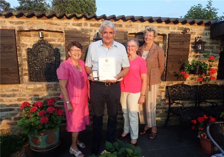 Für sein ehrenamtliches Engagement in Politik, Sport und Dorfgemeinschaft wurde Rolf Esch von der Gemeinde Swisttal ausgezeichnet.privat