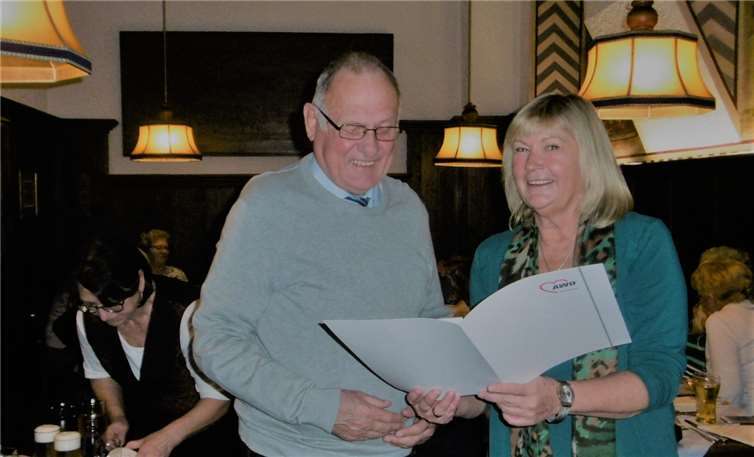 Für sein großes Engagement für die Arbeiterwohlfahrt wurde Ingo Degner von Christiane Heinrich-Lotz geehrt.  privat