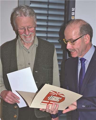 Für seine 35-jährige Mitgliedschaft im Verbandsgemeinderat Weißenthurm wurde Dr. Dieter Mannheim (links) von Bürgermeister Georg Hollmann ausgezeichnet.HEP