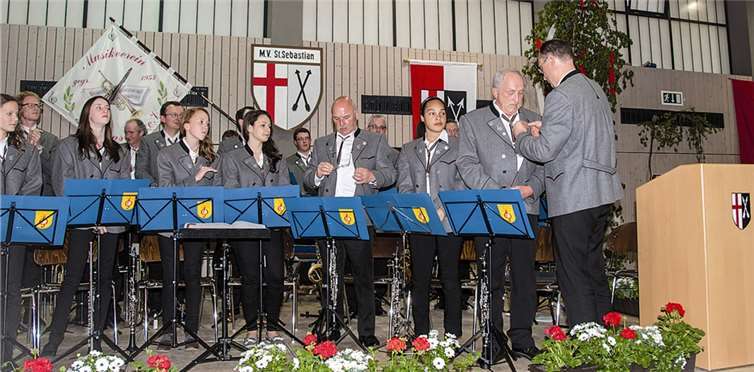 Für seine 50-jährige Mitgliedschaft erhielt Reinhold Oster die Ehrennadel des Vereins.  privat
