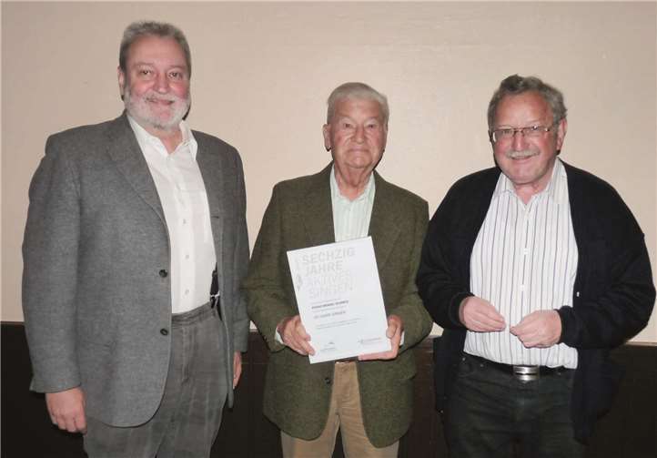 Für seine 60 Jahre währende aktive Mitgliedschaft wurde Franz Wendel Schmitz (Mitte) vom Kreischorverbandsvorsitzenden Peter Weiler (rechts) mit Urkunde und Ehrennadel ausgezeichnet.