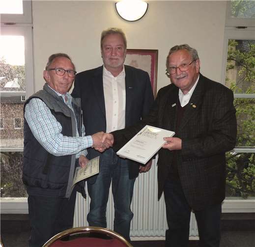 Für seine 65 Jahre währende aktive Mitgliedschaft wurde Wolfgang Denkel (l.) sowohl vom Vorsitzenden des Kreischorverbands, Peter Weiler (r.), als auch von dem 1. Vorsitzenden des MGV Mendig, Jörg Wienpahl, geehrt.