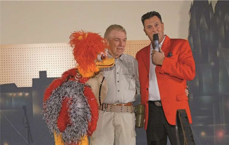 Für seine Darbietung erhielt der bekannte Bauchredner Fred van Halen nicht nur dankende Worte des KKK-Vorsitzenden Robert Greven, sondern auch langen Applaus.