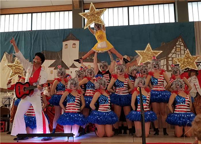 Für seine Showtanzgruppe schlüpfte Andreas Leininger (links) auch schon einmal in die Rolle des legendären Elvis.