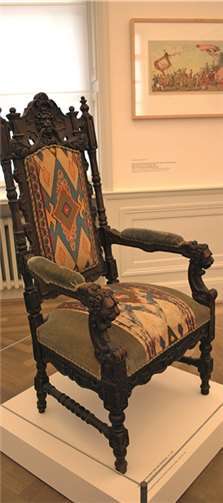 Für seine Spendenbereitschaft belohnte die Stadt Köln das Ehepaar Therese und Friedrich Herbertz mit einem Lehnstuhl aus dem Holz des Domkrans.