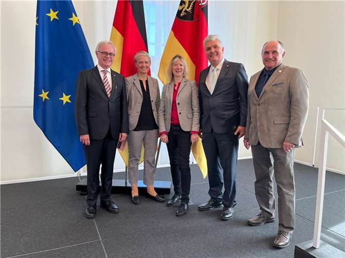 Feierstunde und Auszeichnung für Dr. Klaus Fischer Für seine besonderen Verdienste hat Ministerpräsidentin Dreyer Dr. Klaus Fischer zum Sanitätsrat ernannt. Quelle: Büro von Jenny Groß