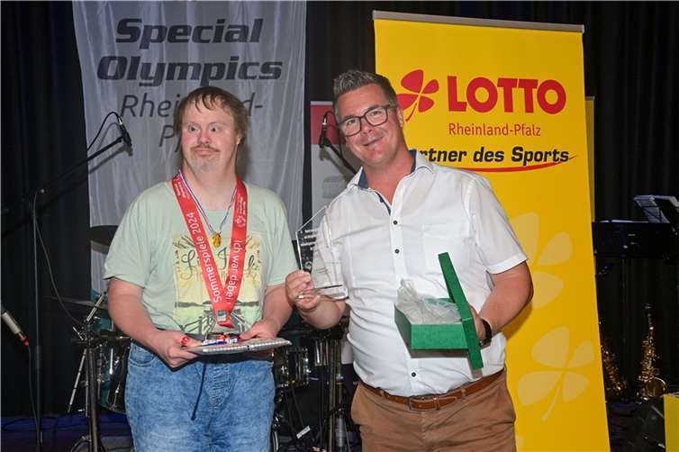 Für seine herausragende Leistung im Badminton erhielt Siegmund Schreiber von Bürgermeister Peter Jung die Auszeichnung „Special Moment Athlet“. Foto: privat