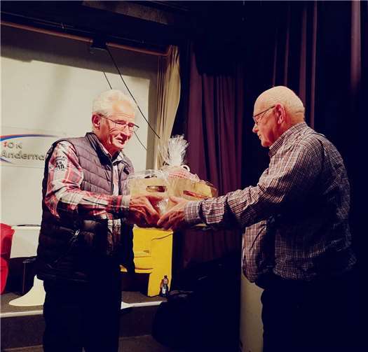 Offener Kanal Andernach unter neuer Leitung Für seine langjährige Arbeit als Kameramann des Andernacher Bürgerfernsehens dankte der 2. Vorsitzende Wolfgang Seidel dem 1. Vorsitzenden Otto Kaiser. Foto: Ariane Belzer geb. Wolff