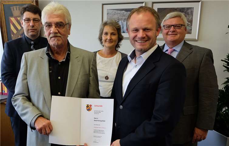 Für seine langjährige Mitarbeit wurde Axel Königsfeld mit einer Urkunde ausgezeichnet. Von links: Abteilungsleiter Harald Hoffmann, Axel Königsfeld, Stefanie Stavenhagen, stellvertretende Personalratsvorsitzende, Oberbürgermeister Jan Einig und Stadtkämmerer Thomas Schwade.