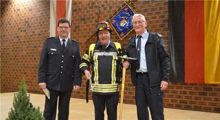 Für seine private Beschäftigung nach seiner Amtszeit wurde Werner Böcking von seinen Kollegen mit allerlei Ausrüstung ausstaffiert.