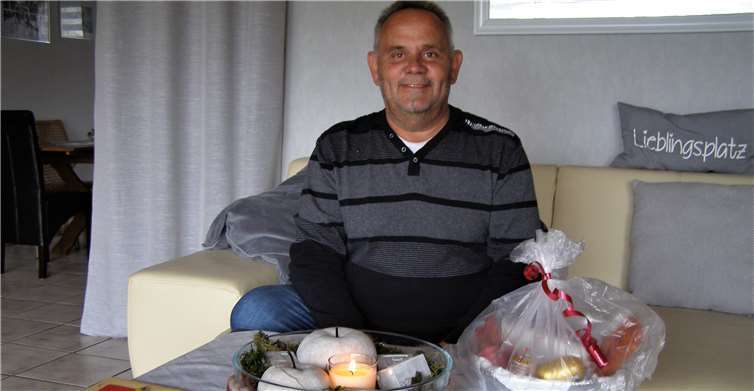 Für seine regelmäßige Blutspende wurde Axel Montermann ein Frühstücksteller und eine Urkunde übergeben. Foto: privat