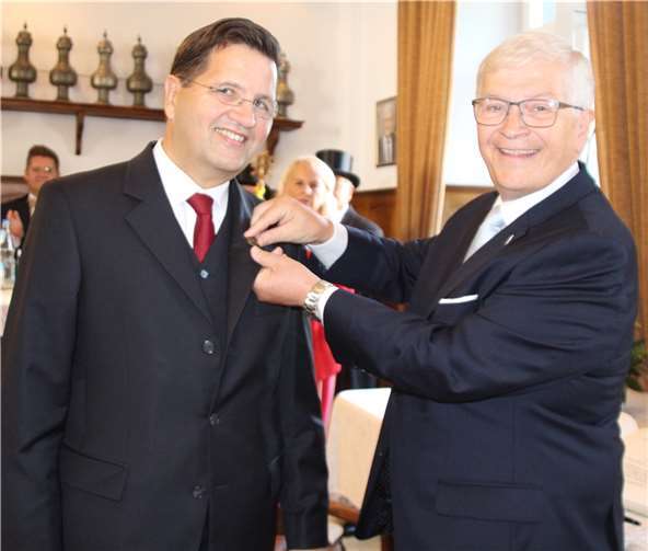 Für seine vielfältigen Verdienste erhielt Thomas W. Ottersbach von Stadtbürgermeister Gerhard Hausen die Ehrennadel der Stadt Unkel. Foto: Stadt Unkel