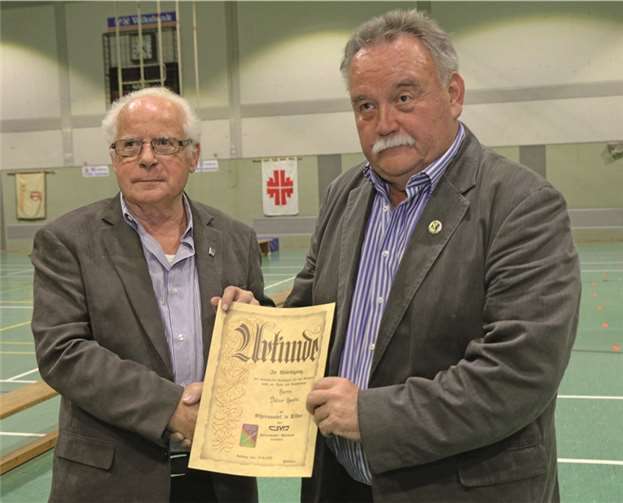 Für seinen Verdienst um den Skilauf wurde der TuWi vom Vorsitzenden des Ehrenrats im Skiverband Rheinland, Hans Jürgen Hübner (links), mit einer Ehrenurkunde ausgezeichnet. TuWi-Vorsitzender Detlef Goebel nahm sie in Empfang.