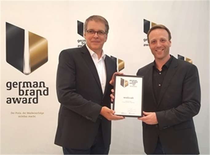 Für seinen konsequent geführten Markenauftritt und einen ganzheitlichen Kommunikationsansatz, der alle Kanäle bespielt, wurde die wolfcraft GmbH beim German Brand Award 2017 in der Klasse „Industry Excellence in Branding“ für die Kategorie „Gardening & Tools“ als „Winner“ ausgezeichnet. Christian Hurth, Leiter Marketing Service bei wolfcraft, und Christoph Klein, Art Director bei wolfcraft, bei der Verleihung des German Brand Awards. Foto: privat