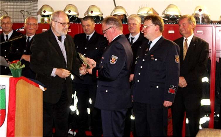 Für seinen langjährigen Einsatz im Löschzug wurde Michael Maihöfer auch von Bürgermeister Wolfgang Gisevius beschenkt.