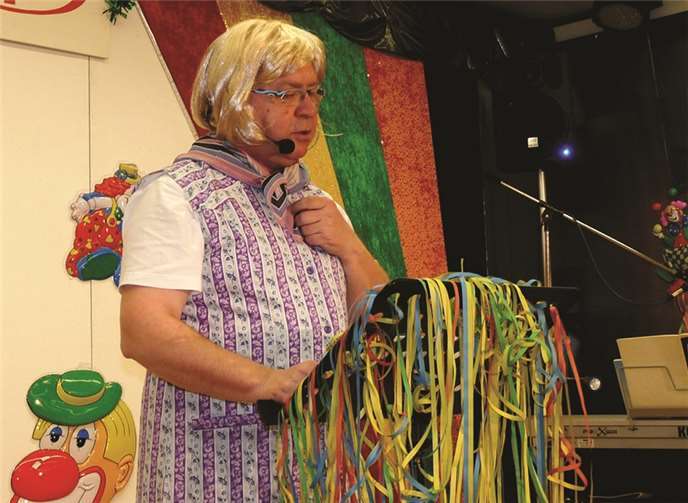 Für seinen zwerchfellerschütternden Vortrag wurde Pastor Ralf Birkenheier mit nicht enden wollendem Applaus belohnt. 