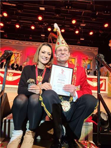 Für tollen Leistungen überraschte das CCO Maja Schmidt während der zweiten Trockensitzung mit dem „CCO-Heinz“, dem Ehrenpreis des Vereins.Foto: CCO