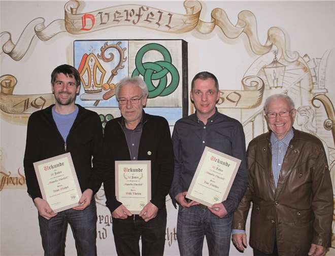 Für treue aktive Mitgliedschaften wurden geehrt (v.l.) Arne Michel (20 Jahre), Willi Thelen (50 Jahre) und Jan Fischer (20 Jahre) - rechts: Ehrenvorsitzender Richard Fischer. Nicht auf dem Bild: Lorenz Liesenfeld (50 Jahre), Gerd Mallmann (50 Jahre) und Susanne Baitzel (20 Jahre).privat