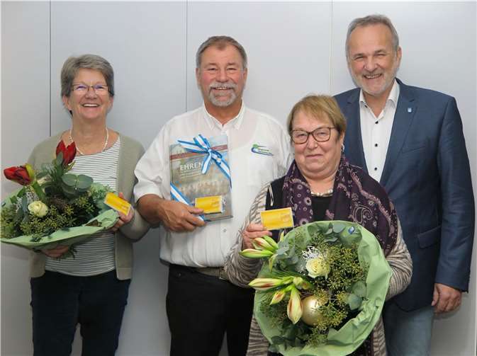Für über 25 Jahre ehrenamtliches Engagement gewürdigt: (v.l.) Gisela und Hans-Joachim Duch, Roswitha Jahn mit Bürgermeister Jörg Schmidt. Foto: Gemeinde Wachtberg/mm