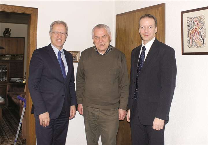 Für über 50-jährige Mitgliedschaft in der CDU gratulierten dem ehemaligen Vorsitzenden Klaus Redwanz der Landtagsabgeordnete Josef Dötsch (.) und der Mülheim-Kärlicher CDU-Vorsitzende Horst Hohn (r).privat